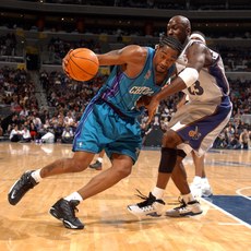 20/11/2001 Lee Nailon (54) of the Charlotte Hornets drives into Michael  Jordan (23) of the Washington Wizards at the MCI Center in Washington, |  Inpho Photography