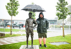 Hughie Smith with the statue of Lester Piggot ahead of the races 10/9/2023