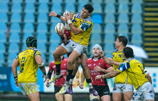 Edwill van der Merwe and Giovanni Montemauri compete for a high ball 19/10/2024