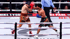 Neeraj Goyat (right) lands a punch on Whindersson Nunes 15/11/2024