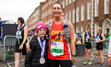 Katie Brandon Byrne celebrates with her daughter Lily after the race 27/10/2024