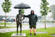 Hughie Smith with the statue of Lester Piggot ahead of the races 10/9/2023