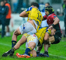 Edwill van der Merwe is tackled by Alessandro Fusco and Giovanni Montemauri 19/10/2024